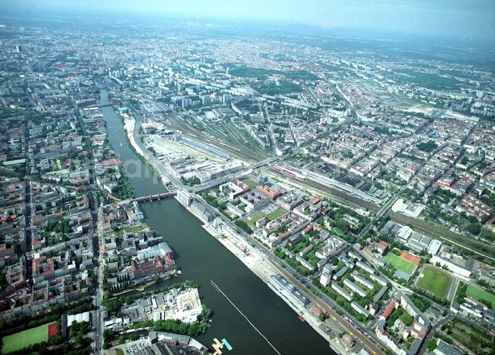 Berlin - Friedrichshain from the bird's eye view: Wohngebiete am Berliner Ostbahnhof - Oberbaumbrücke in Berlin Friedrichshain - Kreuzberg.