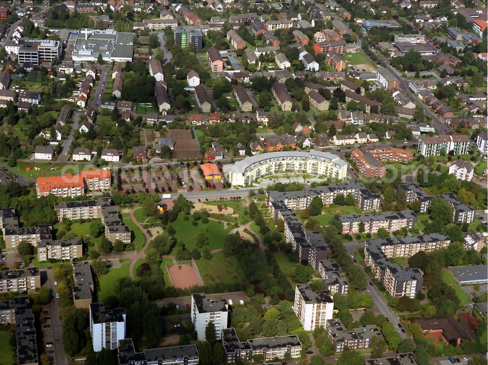 Mohnheim from the bird's eye view: Residential areas at Berliner Platz and the green area Heinrich-Zille-place in Monheim in the state of North Rhine-Westphalia