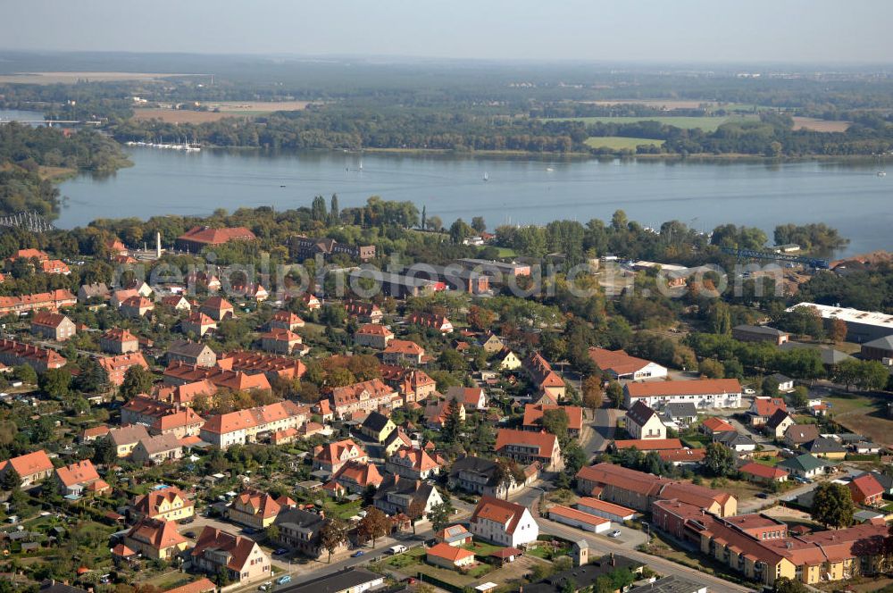 Kirchmöser - West from above - Blick auf die Wohngebiete und Fabrikarbeitersiedlungen an der Brandenburger Allee / Unter den Platanen gegenüber des Industrie- und Gewerbegebiet Kirchmöser zwischen Wendsee und Plauer See. Im Hintergrund die Brücke an der Koenigsmarckstraße.