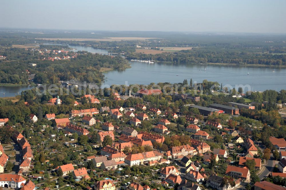 Kirchmöser - West from the bird's eye view: Blick auf die Wohngebiete und Fabrikarbeitersiedlungen an der Brandenburger Allee / Unter den Platanen gegenüber des Industrie- und Gewerbegebiet Kirchmöser zwischen Wendsee und Plauer See. Im Hintergrund die Brücke an der Koenigsmarckstraße.