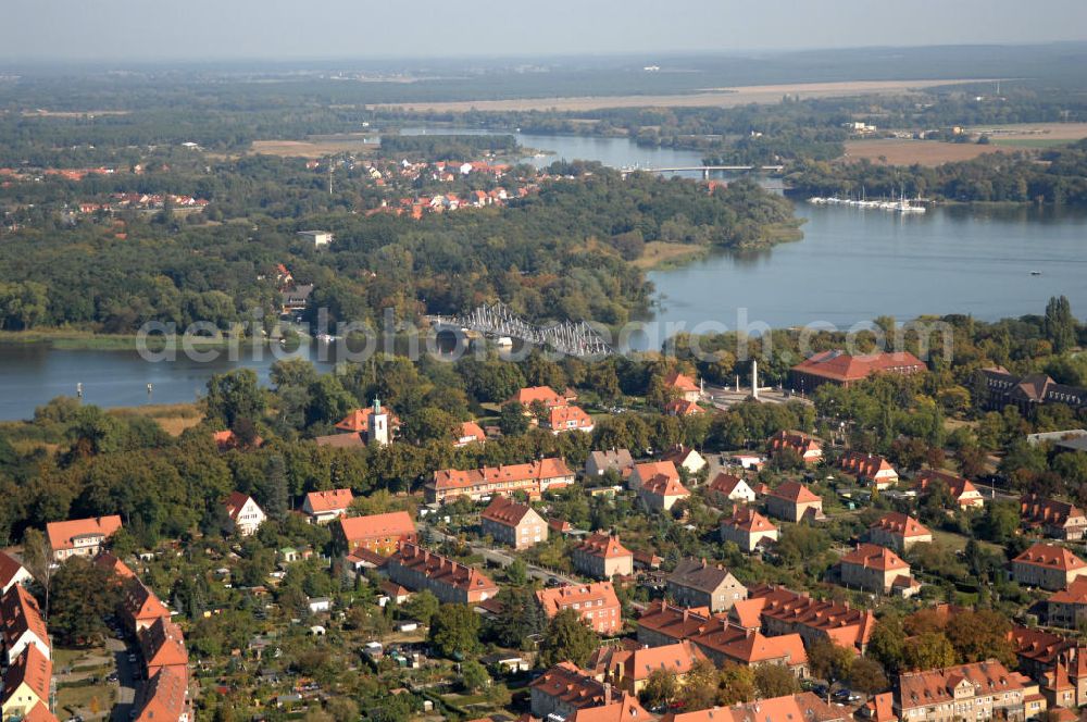 Aerial image Kirchmöser - West - Blick auf die Wohngebiete und Fabrikarbeitersiedlungen an der Brandenburger Allee / Unter den Platanen gegenüber des Industrie- und Gewerbegebiet Kirchmöser zwischen Wendsee und Plauer See. Im Hintergrund die Brücke an der Koenigsmarckstraße.