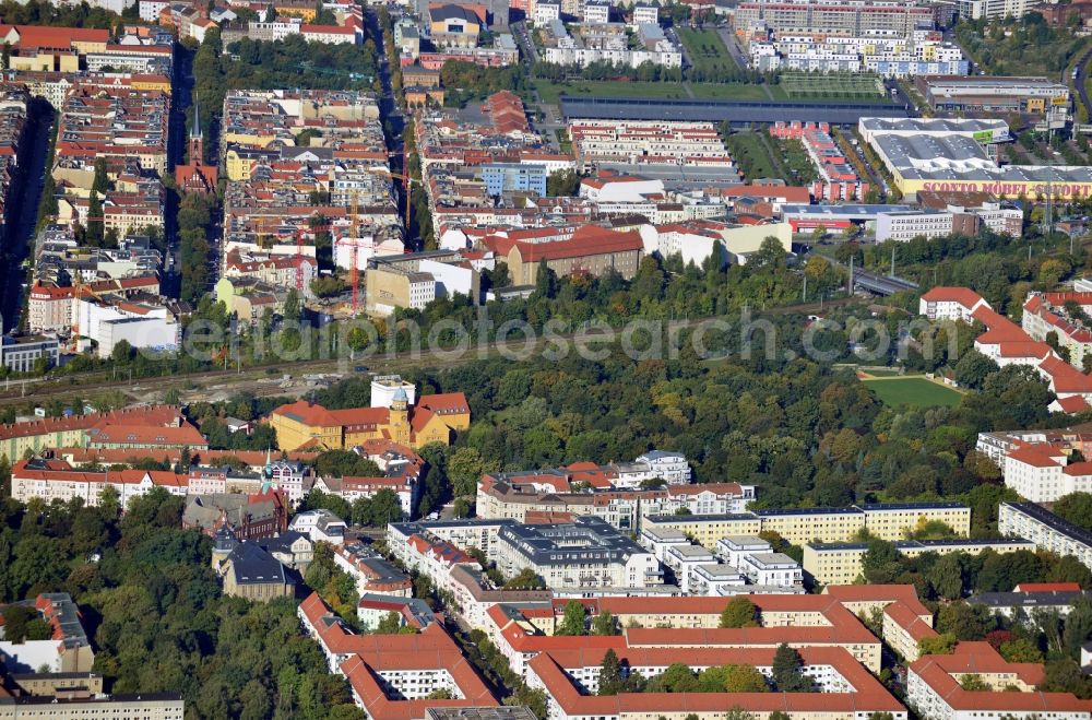 Berlin from the bird's eye view: View of residential areas, green space and a business park on the border of the Friedrichshain and Lichtenberg districts along the S-Bahn tracks at the level of the Eldenaer Bridge in Berlin