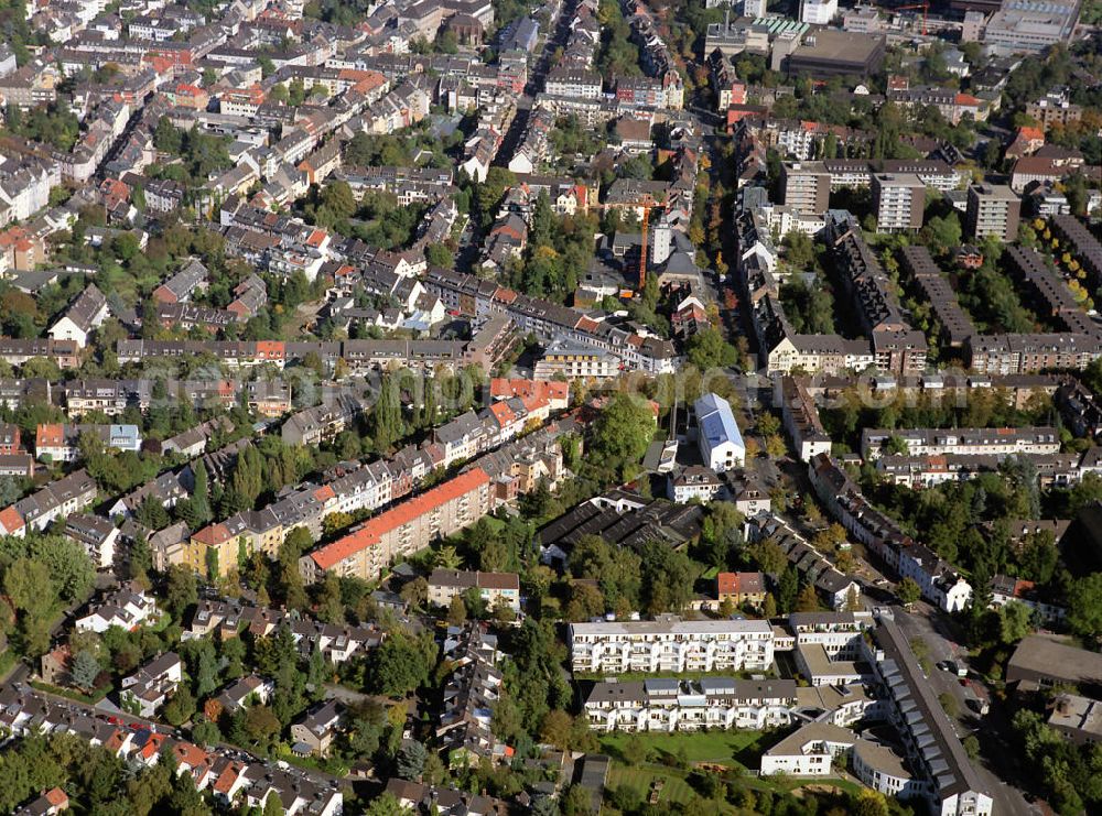 Aerial photograph Köln - Wohngebiete an der Gleueler Straße / Mommsenstraße - rechts nach oben laufend - sie bildet die Grenze der Kölner Stadtteile Sülz (re.) und Lindenthal. Residential areas in Cologne.