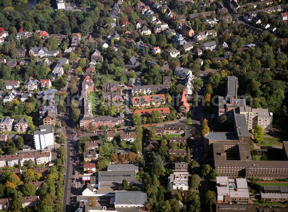 Aerial photograph Köln - Wohngebiete an der Dürener Straße, Kitschburger Straße am Hahnweiher- Teich am Lindenthaler Tierpark entlanf der Bundesstraße B 264. Das Hohenlind genannte Krankenhaus (re. u.) ist offiziell das St.-Elisabeth-Krankenhaus. Es ist heute das akademische Lehrkrankenhaus der Kölner Universität. Residential areas in Cologne.