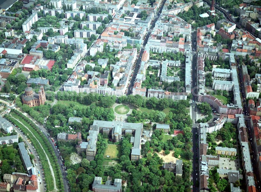 Berlin - Friedrichshain-Kreuzberg from the bird's eye view: Blick auf das Wohngebiet am Mariannenplatz am Bezirksamt Kreuzberg in Berlin Friedrichshain-Kreuzberg.