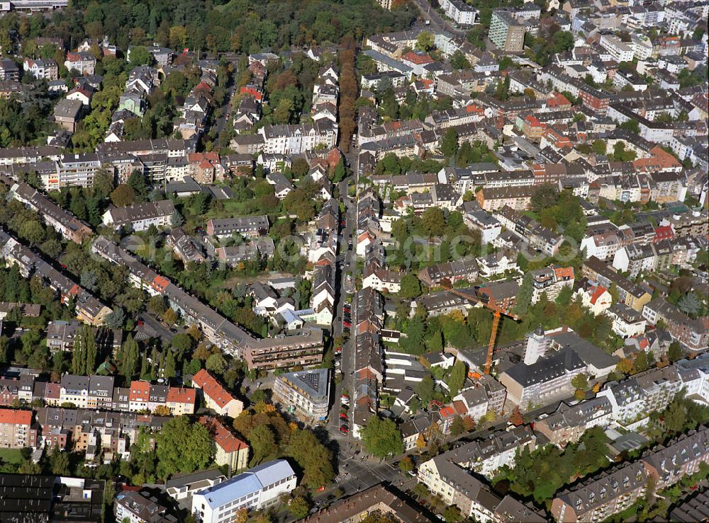 Köln from above - Wohngebiete an der Krieler Straße, Mommsenstraße in Richtung Stadtwald. An der Gleueler Straße neben dem Kran ein Zentrum der Kölner Berufsfeuerwehr des Stadtteils Lindenthal. Residential areas in Cologne.