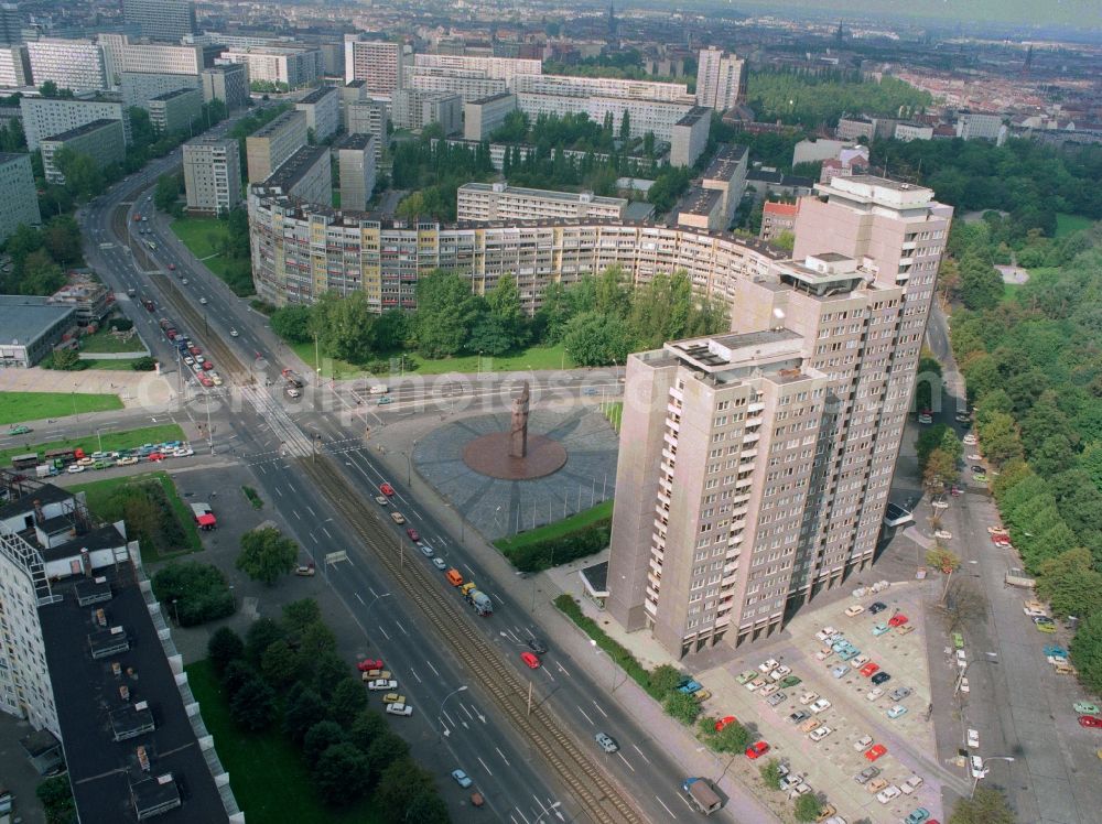 Berlin from the bird's eye view: View at the stone figure of the revolutionary Lenin, who is since April 1970 as a monument to Lenin Square (now the United Nations Square) in Berlin Friedrichshain. On the left the tower high-rise, one of the tallest residential buildings in East Berlin