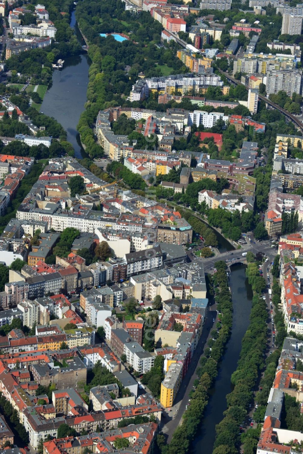 Aerial photograph Berlin - Residential areas along the Landwehr Canal in the Kreuzberg district in Berlin