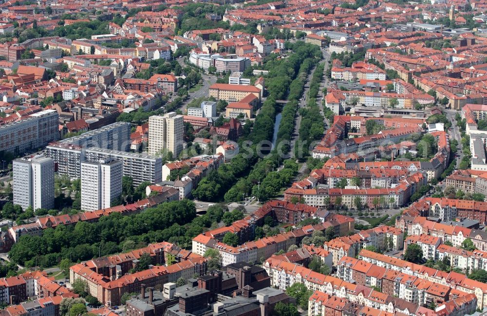 Aerial image Erfurt - Residential multi-family homes on flood trench in the Krämpfervorstadt and Stauffenbergallee in Erfurt in Thuringia