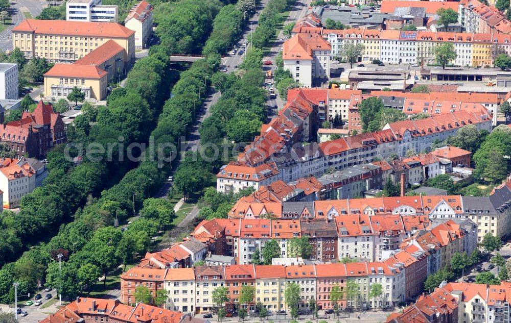 Aerial photograph Erfurt - Residential multi-family homes on flood trench in the Krämpfervorstadt and Stauffenbergallee in Erfurt in Thuringia