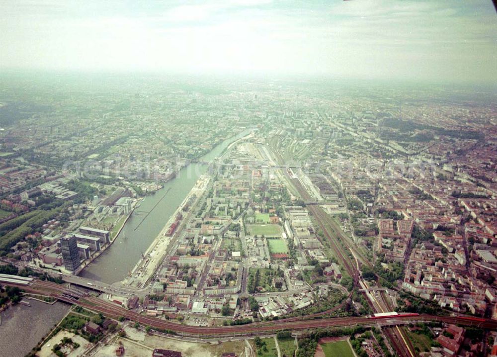 Aerial photograph Berlin - Friedrichshain - Wohngebiete am Berliner Ostbahnhof - Oberbaumbrücke in Berlin Friedrichshain - Kreuzberg.