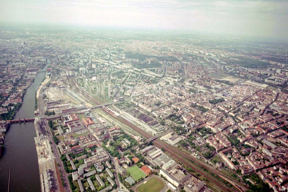 Berlin - Friedrichshain from above - Wohngebiete am Berliner Ostbahnhof - Oberbaumbrücke in Berlin Friedrichshain - Kreuzberg.