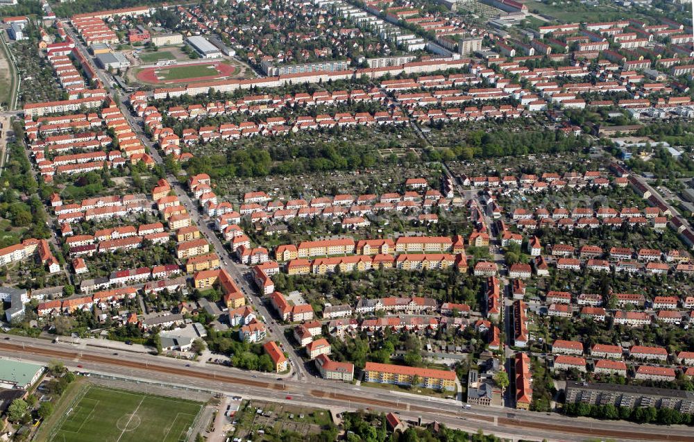 Halle Saale from above - Stadtteilansicht der Wohngebiete an der Pestalozzistraße / Passendorfer Weg / Böllberger Weg in Halle. Residential areas in Halle.