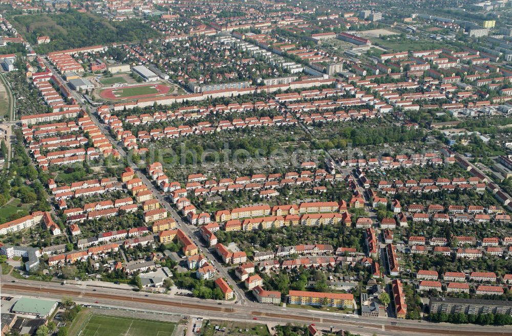 Halle Saale from the bird's eye view: Stadtteilansicht der Wohngebiete an der Pestalozzistraße / Passendorfer Weg / Böllberger Weg in Halle. Residential areas in Halle.