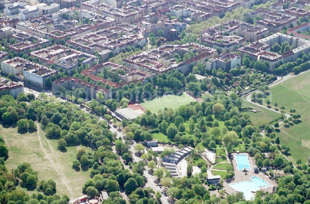 Berlin / Tempelhof from above - Wohngebiete an der Schillerpromenade am Flughafen Berlin - Tempelhof östlich des Flugfeldes. Ort: Berlin Datum: 05.05.03