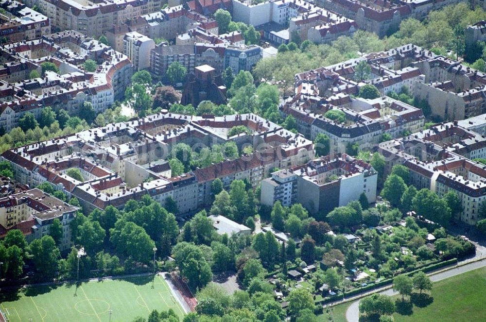 Berlin / Tempelhof from the bird's eye view: Wohngebiete an der Schillerpromenade am Flughafen Berlin - Tempelhof östlich des Flugfeldes. Ort: Berlin Datum: 05.05.03