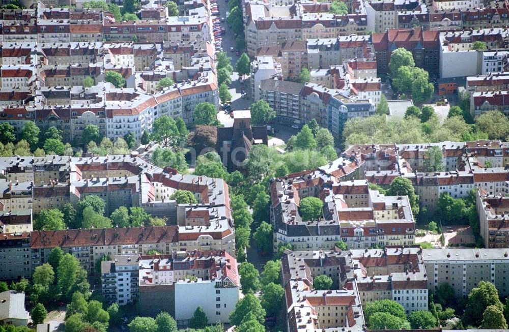 Aerial photograph Berlin / Tempelhof - Wohngebiete an der Schillerpromenade am Flughafen Berlin - Tempelhof östlich des Flugfeldes. Ort: Berlin Datum: 05.05.03