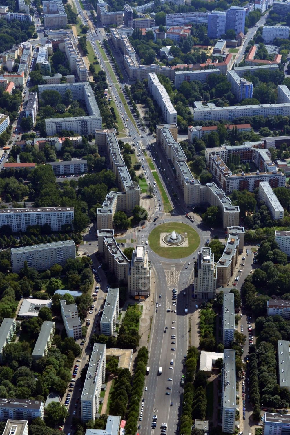 Aerial photograph Berlin-Friedrichshain - View of the Strausberger Platz with fountain in the district Friedrichshain of Berlin. The Strausberger Platz marks the border to the borough Mitte. The place was arranged 1967 after a fountain, designed by Fritz Kühn, had been constructed