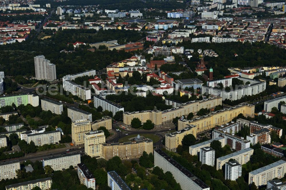 Aerial photograph Berlin Friedrichshain - View of the Strausberger Platz with fountain in the district Friedrichshain of Berlin. The Strausberger Platz marks the border to the borough Mitte. The place was arranged 1967 after a fountain, designed by Fritz Kühn, had been constructed