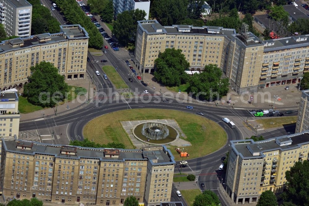 Aerial photograph Berlin Friedrichshain - View of the Strausberger Platz with fountain in the district Friedrichshain of Berlin. The Strausberger Platz marks the border to the borough Mitte. The place was arranged 1967 after a fountain, designed by Fritz Kühn, had been constructed