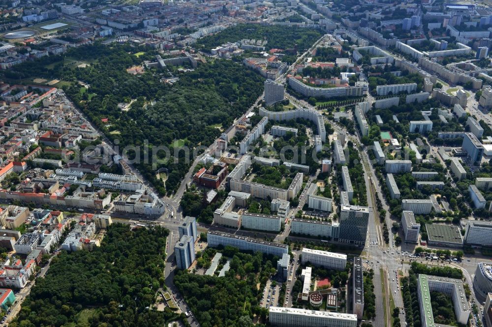 Aerial image Berlin - Residential areas at the public park Friedrichshain district of Berlin