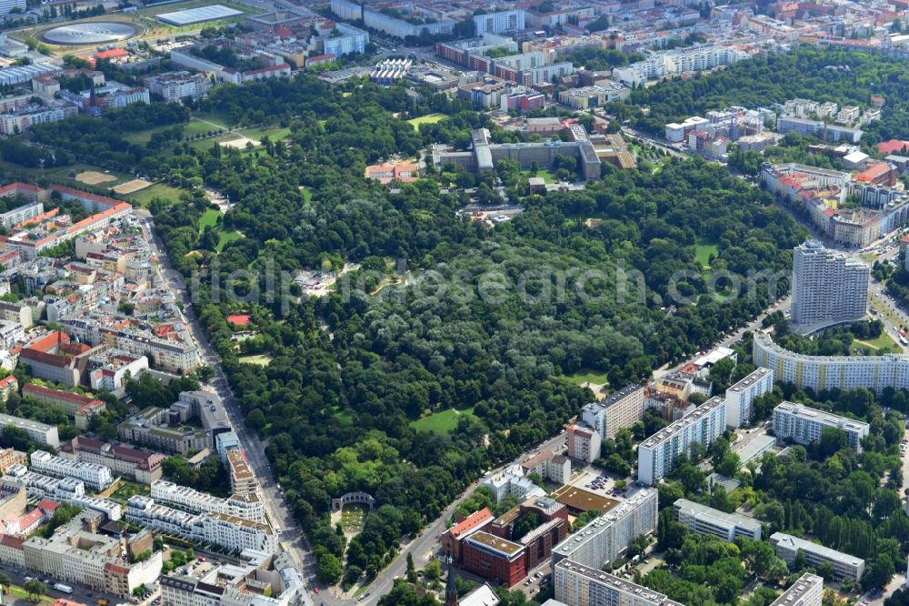 Aerial photograph Berlin - Residential areas at the public park Friedrichshain district of Berlin