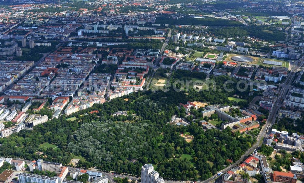 Aerial photograph Berlin - Residential areas at the public park Friedrichshain district of Berlin