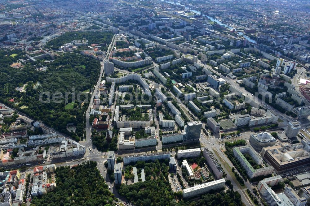 Berlin from the bird's eye view: Residential areas at the public park Friedrichshain district of Berlin