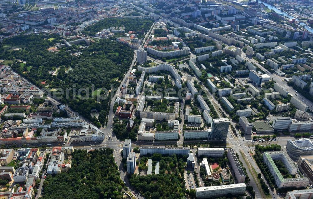 Aerial image Berlin - Residential areas at the public park Friedrichshain district of Berlin