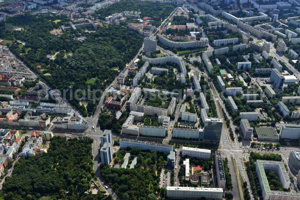 Aerial photograph Berlin - Residential areas at the public park Friedrichshain district of Berlin