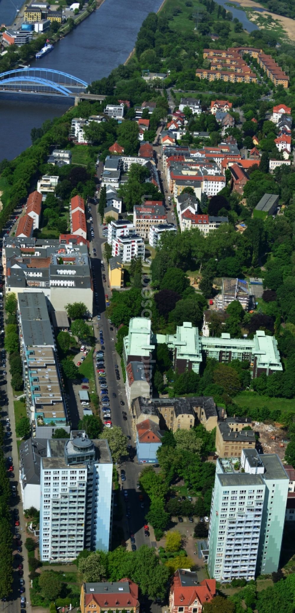 Magdeburg from the bird's eye view: Residential areas on the Werder - island on the banks of the Elbe and the Old Elbe in Magdeburg in Saxony-Anhalt