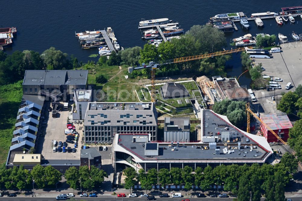 Aerial photograph Berlin - Residential and commercial areas of the Marina Marina project at the old riverside bathing facility - Koepenicker Chaussee in the Rummelsburg district of Berlin, Germany