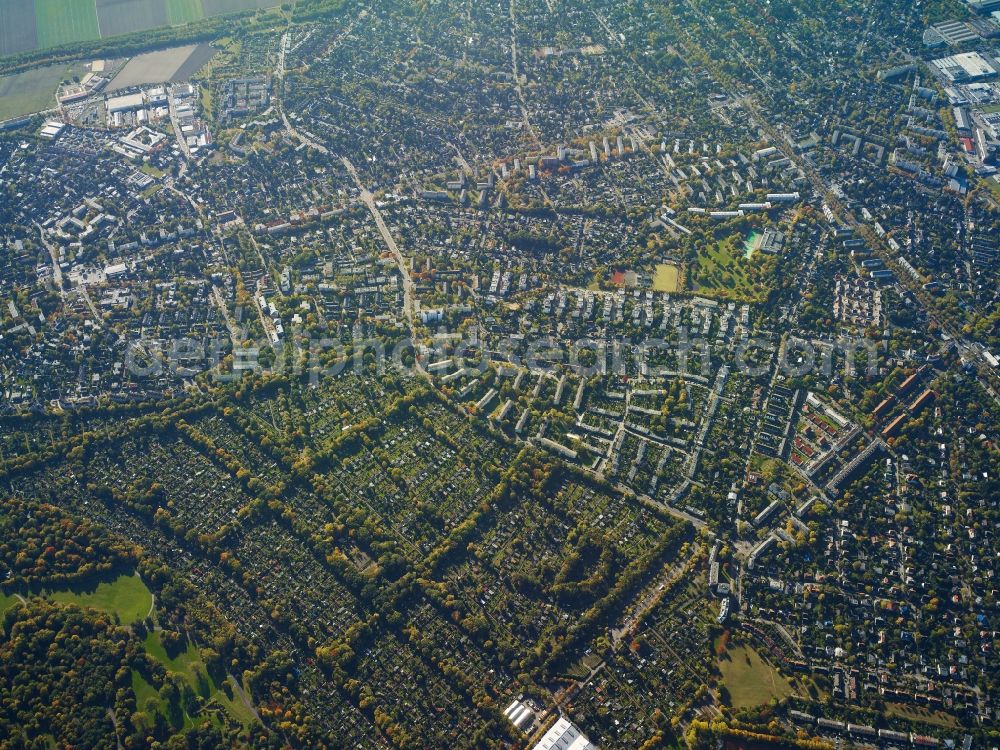 Berlin from the bird's eye view: Settlement at the crossroads Marienfelder Chaussee and Quarzweg in Berlin in Germany