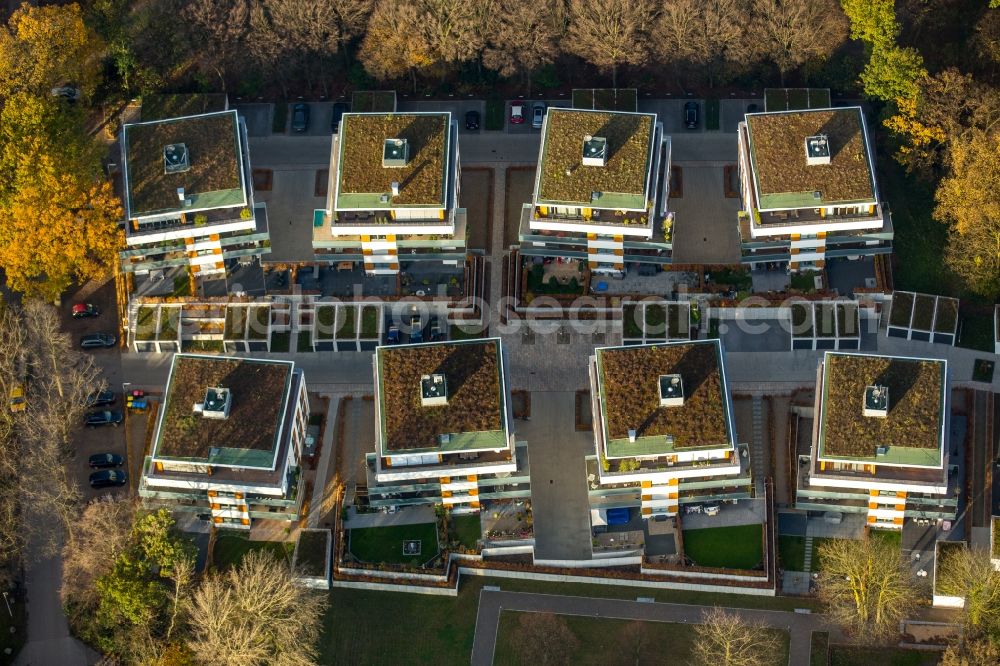 Aerial image Dinslaken - Residential quarter Baerenkamp-Carrée in Dinslaken in the state North Rhine-Westphalia. The quarter is located in an autumnal forest