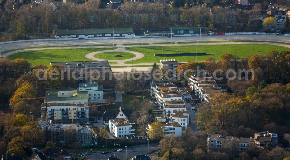 Dinslaken from the bird's eye view: Residential quarter Baerenkamp-Carrée in Dinslaken in the state North Rhine-Westphalia. The quarter is located in an autumnal forest