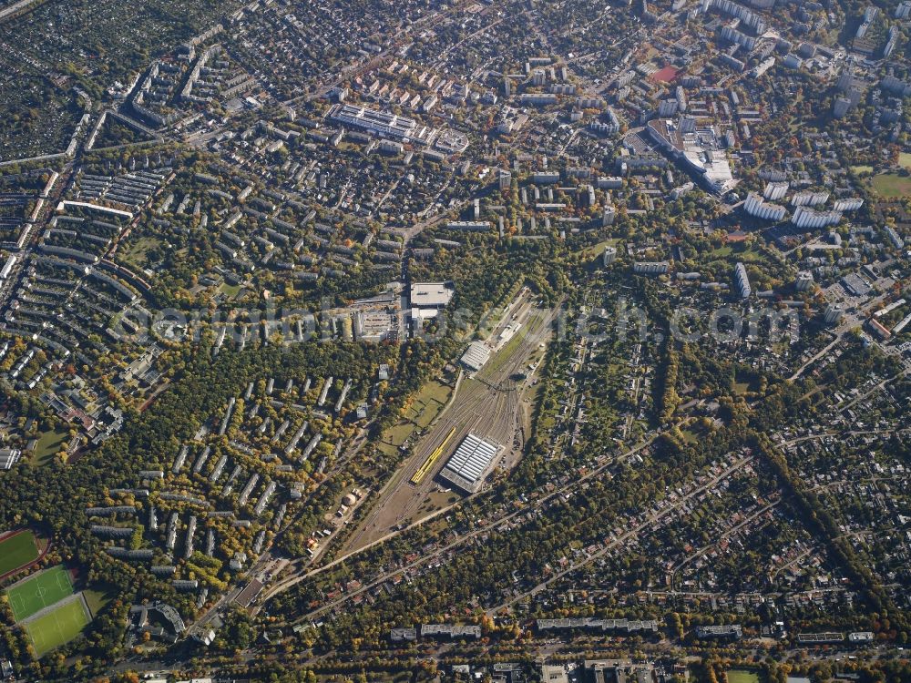 Berlin from the bird's eye view: Settlement near the BVG- Betriebswerkstatt Britz in Berlin in Germany