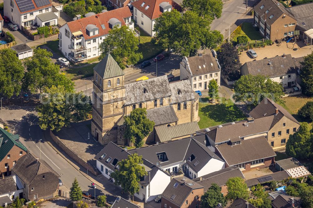 Duisburg from the bird's eye view: Settlement on St. Dionysius Kirche in the district Muendelheim in Duisburg in the state North Rhine-Westphalia, Germany