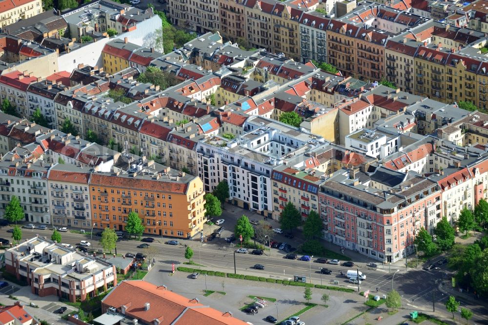 Berlin from the bird's eye view: Settlement on the Dolziger street in the district of Friedrichshain in Berlin. The cds Wohnbau Berlin GmbH has completed in cooperation with the Otto Wulff Bauunternehmung GmbH, the joint project Dolziger Hoefe in a gap building modern apartments with underground parking and courtyards