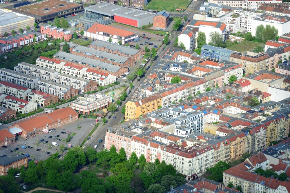 Aerial photograph Berlin - Settlement on the Dolziger street in the district of Friedrichshain in Berlin. The cds Wohnbau Berlin GmbH has completed in cooperation with the Otto Wulff Bauunternehmung GmbH, the joint project Dolziger Hoefe in a gap building modern apartments with underground parking and courtyards