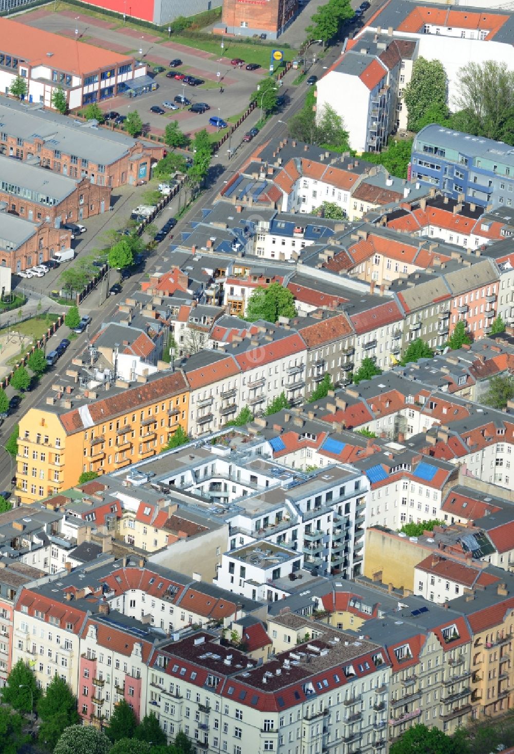 Berlin from above - Settlement on the Dolziger street in the district of Friedrichshain in Berlin. The cds Wohnbau Berlin GmbH has completed in cooperation with the Otto Wulff Bauunternehmung GmbH, the joint project Dolziger Hoefe in a gap building modern apartments with underground parking and courtyards