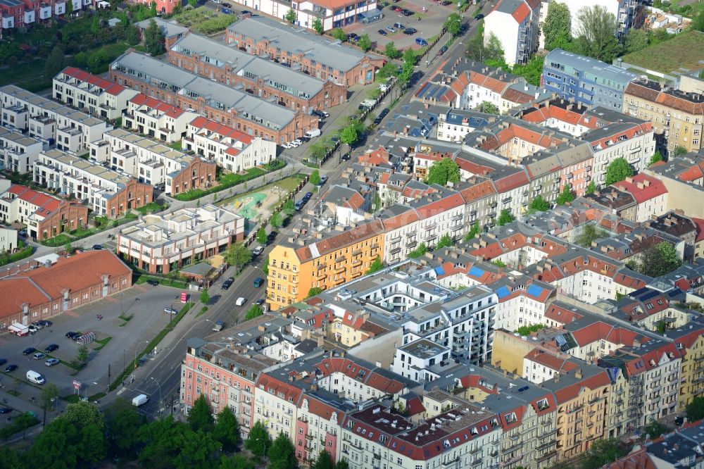 Berlin from the bird's eye view: Settlement on the Dolziger street in the district of Friedrichshain in Berlin. The cds Wohnbau Berlin GmbH has completed in cooperation with the Otto Wulff Bauunternehmung GmbH, the joint project Dolziger Hoefe in a gap building modern apartments with underground parking and courtyards