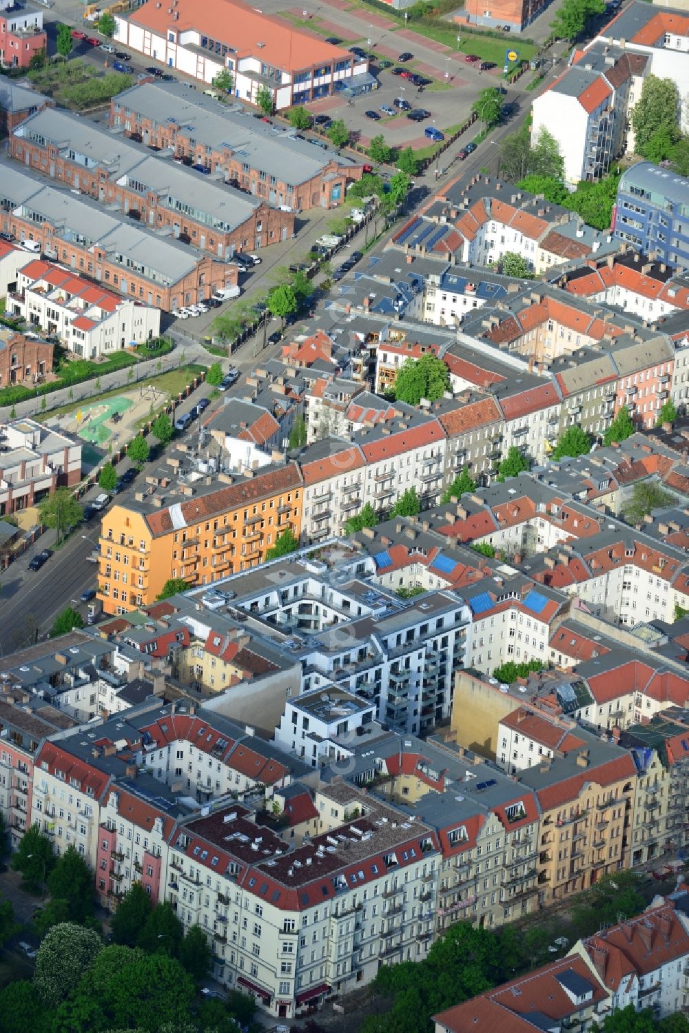 Aerial image Berlin - Settlement on the Dolziger street in the district of Friedrichshain in Berlin. The cds Wohnbau Berlin GmbH has completed in cooperation with the Otto Wulff Bauunternehmung GmbH, the joint project Dolziger Hoefe in a gap building modern apartments with underground parking and courtyards