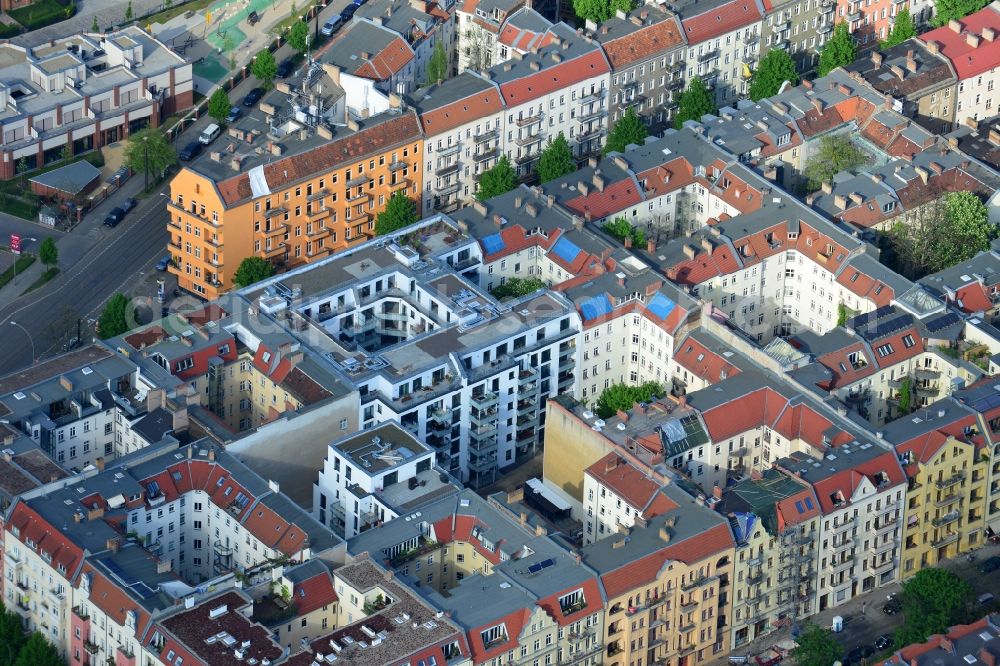 Aerial photograph Berlin - Settlement on the Dolziger street in the district of Friedrichshain in Berlin. The cds Wohnbau Berlin GmbH has completed in cooperation with the Otto Wulff Bauunternehmung GmbH, the joint project Dolziger Hoefe in a gap building modern apartments with underground parking and courtyards