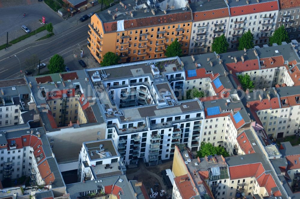 Berlin from above - Settlement on the Dolziger street in the district of Friedrichshain in Berlin. The cds Wohnbau Berlin GmbH has completed in cooperation with the Otto Wulff Bauunternehmung GmbH, the joint project Dolziger Hoefe in a gap building modern apartments with underground parking and courtyards