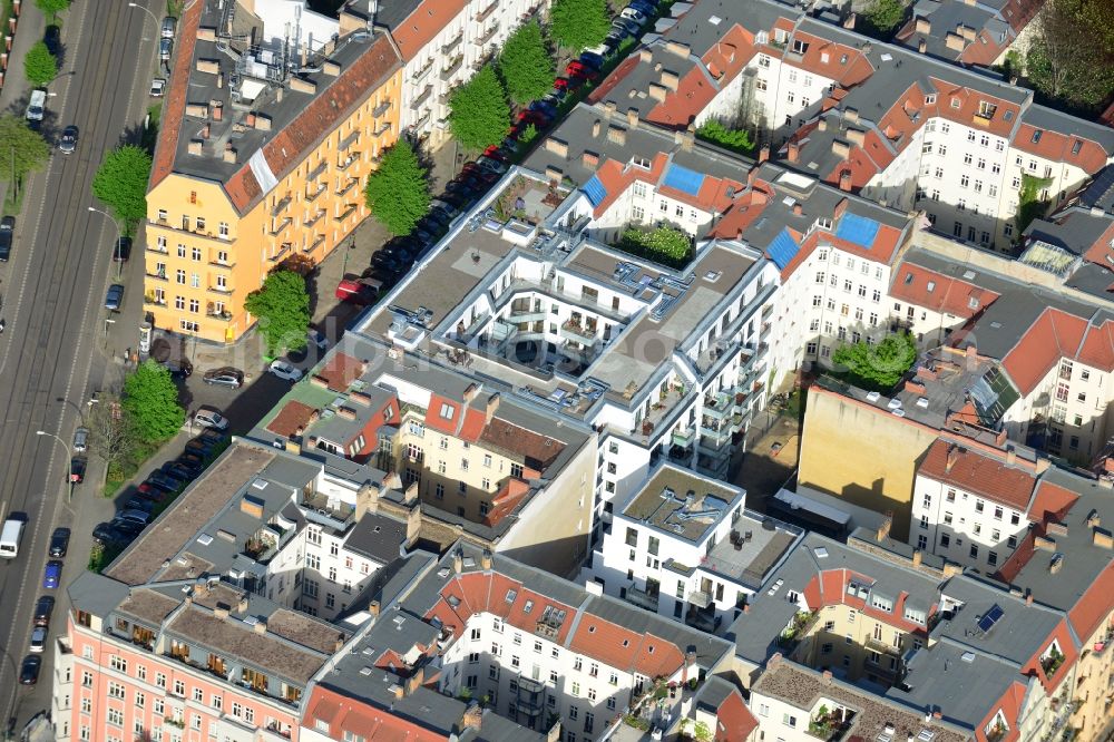 Berlin from the bird's eye view: Settlement on the Dolziger street in the district of Friedrichshain in Berlin. The cds Wohnbau Berlin GmbH has completed in cooperation with the Otto Wulff Bauunternehmung GmbH, the joint project Dolziger Hoefe in a gap building modern apartments with underground parking and courtyards