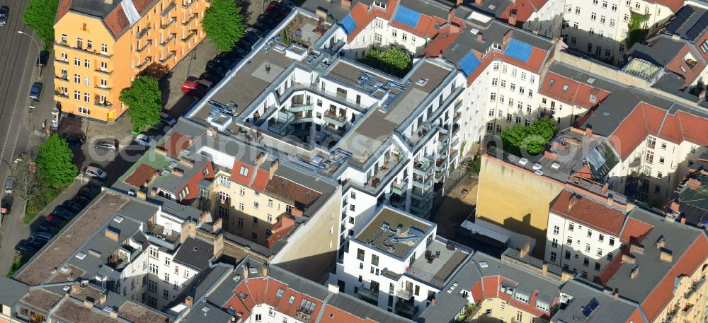 Aerial photograph Berlin - Settlement on the Dolziger street in the district of Friedrichshain in Berlin. The cds Wohnbau Berlin GmbH has completed in cooperation with the Otto Wulff Bauunternehmung GmbH, the joint project Dolziger Hoefe in a gap building modern apartments with underground parking and courtyards