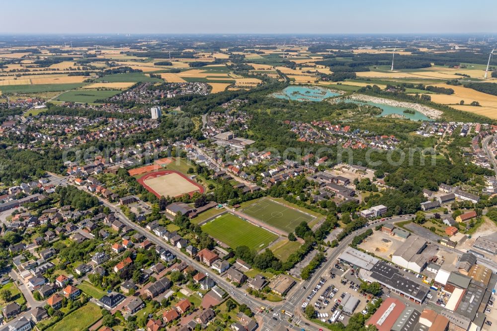 Aerial image Beckum - Settlement with dem Dyckerhoffsee and of Sportanlage Roemerkampfbahn in Beckum in the state North Rhine-Westphalia, Germany