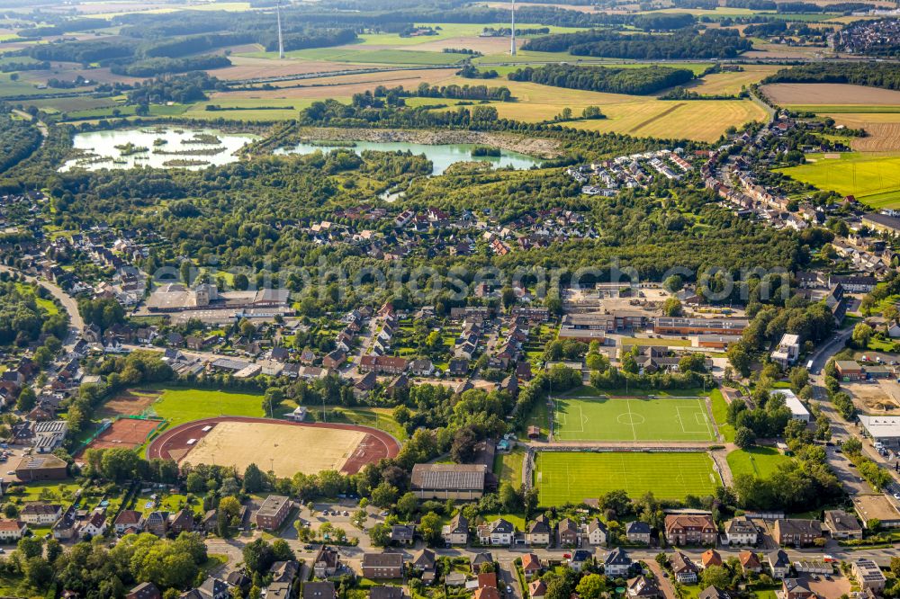 Aerial photograph Beckum - Settlement with dem Dyckerhoffsee and of Sportanlage Roemerkampfbahn in Beckum in the state North Rhine-Westphalia, Germany