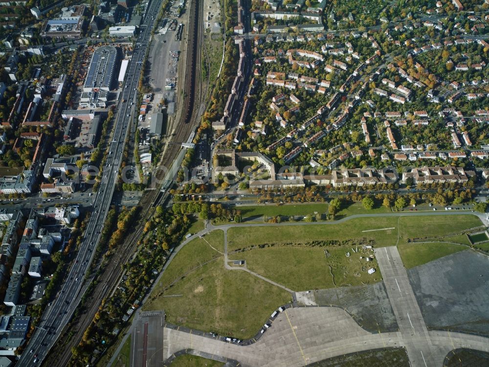 Aerial photograph Berlin - Settlement along the Boelckestrasse - Manfred von Richthofen street near the Tempelhofer Damm and the federal highway BAB A 100 in Berlin