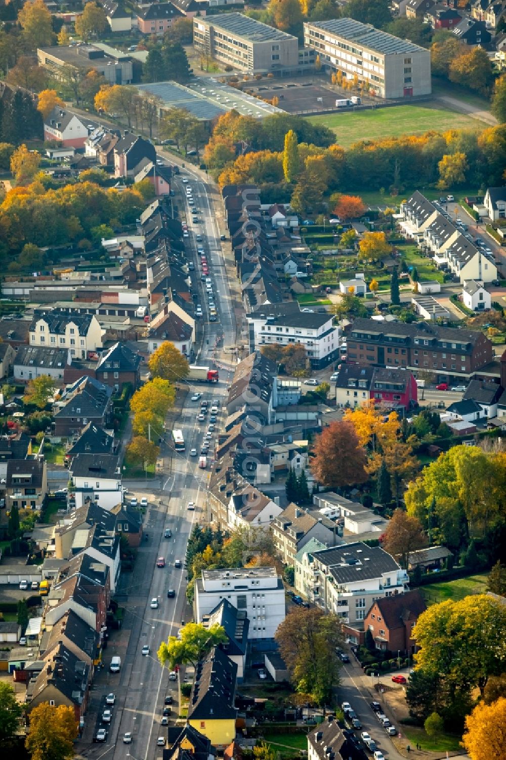 Bottrop from the bird's eye view: Settlement entlang of road course of Horster Strasse in Bottrop in the state North Rhine-Westphalia, Germany